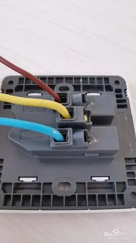 将火线,零线和地线分别接入对应插座火线,零线和地线接口,用起子