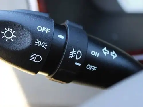 转向灯这个简单的系统也被电器件所取代,其中最主要的包括机械开关