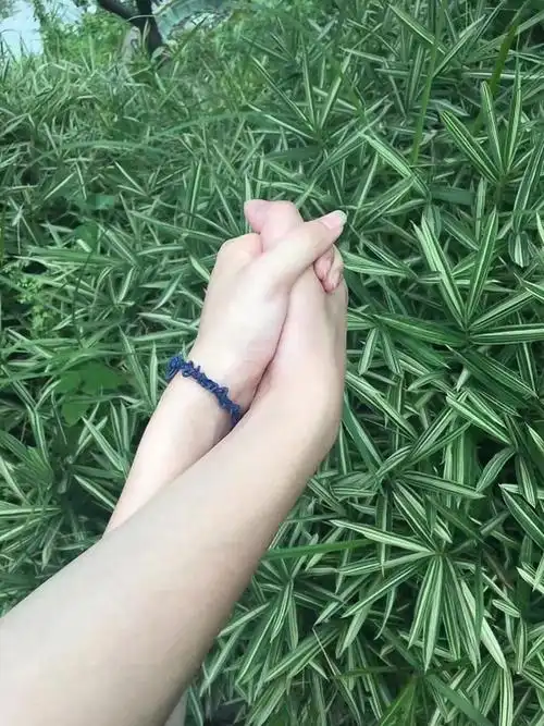 十指紧扣 原本以为我已经很白了 一对比感觉差不多 在男生中 你真的很