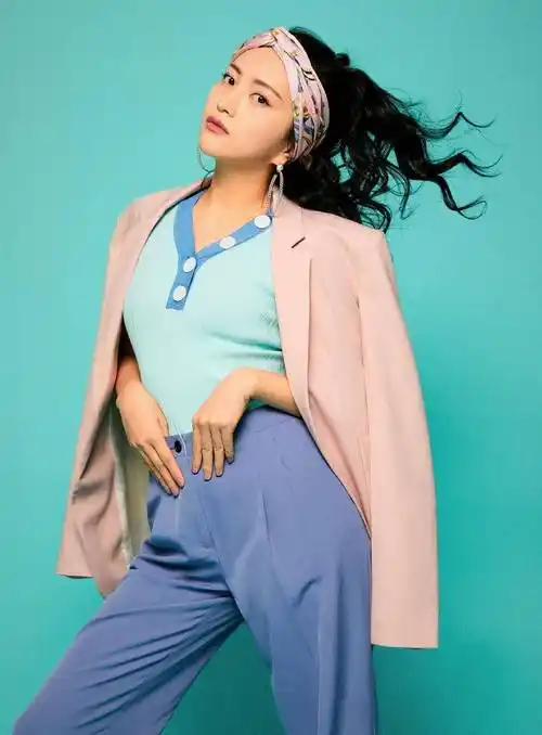 穿一身糖果色梳大波浪头,美得很张扬_包文婧_身材_连衣裙