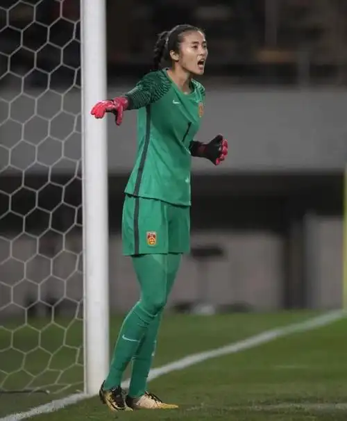 在中国女足队员中,如果选择一位颜值天花板,那么非门将赵丽娜莫属.