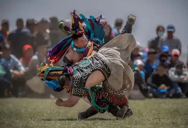 博克(摔跤)是蒙古族传统的体育活动