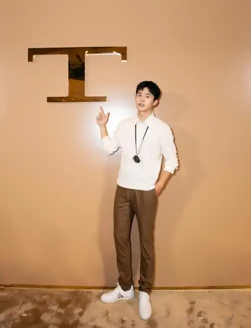 刘昊然白色衬衫品牌活动照图片