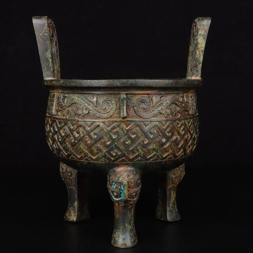 西周_青铜网纹圆鼎重2505克,长18厘米,宽17厘米,高22厘米