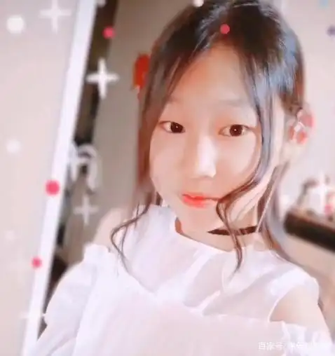 小沈阳14岁女儿发自拍,皮肤白皙多才多艺,颇有丑小鸭逆袭之势