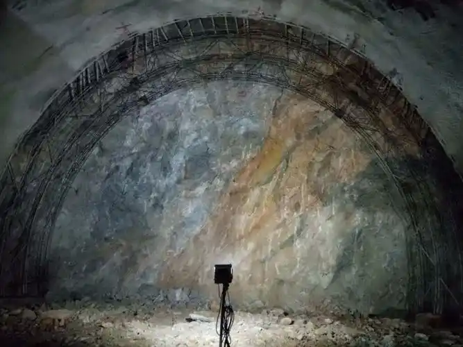 白石桥隧道进口dk836 393掌子面