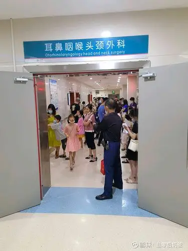 上午带小朋友来儿科医院做检查,人山人海.