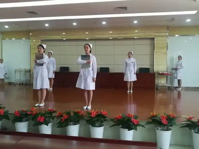 手持病例夹礼仪展示:病历夹放在前臂内侧,一手轻握,一侧靠近腰部与