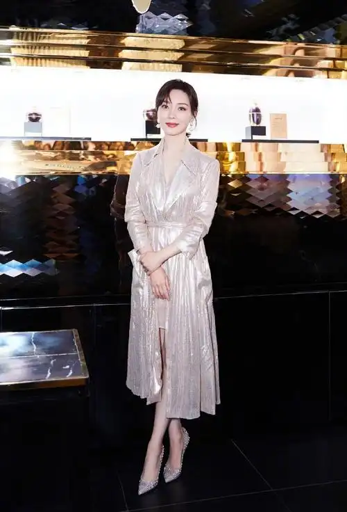 42岁陈数真会穿,红裙配红唇气质好惊艳,这身材一般人羡慕不来|陈数|红