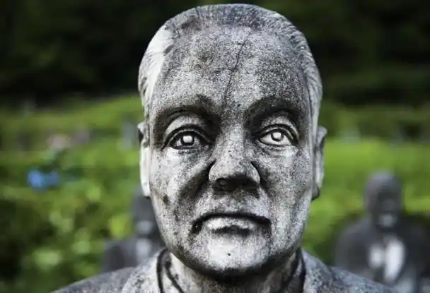 日本富豪的亲友雕像园脸上都带着诡异的笑容游客不敢去