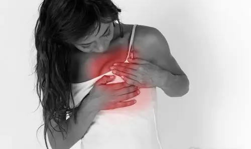 2,乳房疼痛乳房疼痛是非常常见的乳腺增生症状之一,通常会出现单侧或