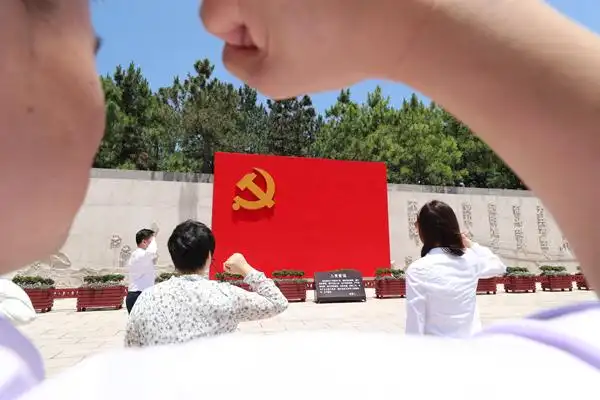 为全体青年党员颁发了印有红船和建党百年庆祝活动标识的政治生日贺卡