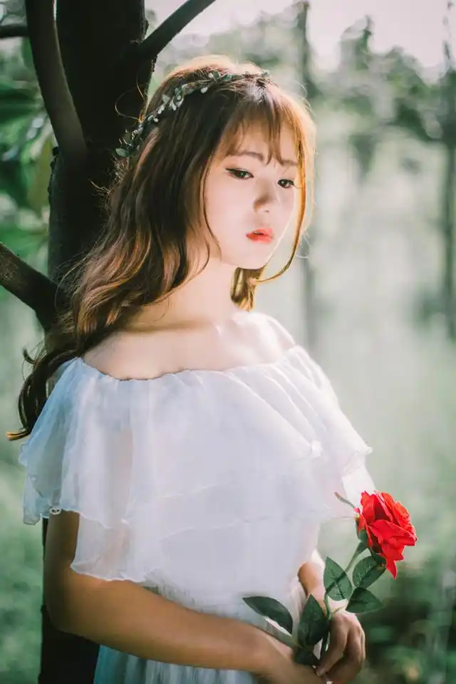 森系清纯少女仙气白裙性感写真图片