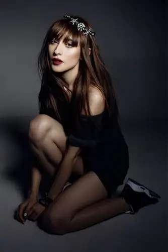 混血模特那笛的一组最新写真曝光,成熟立体的轮廓,高挑性感的身材