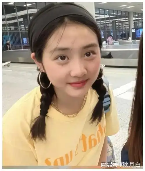 黄磊女儿多多变化太大,瘦成筷子腿,穿千元衬衣背百元包包