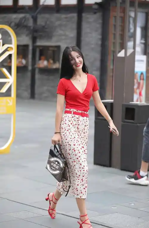 夏季街拍,大街上不一样的风格穿搭