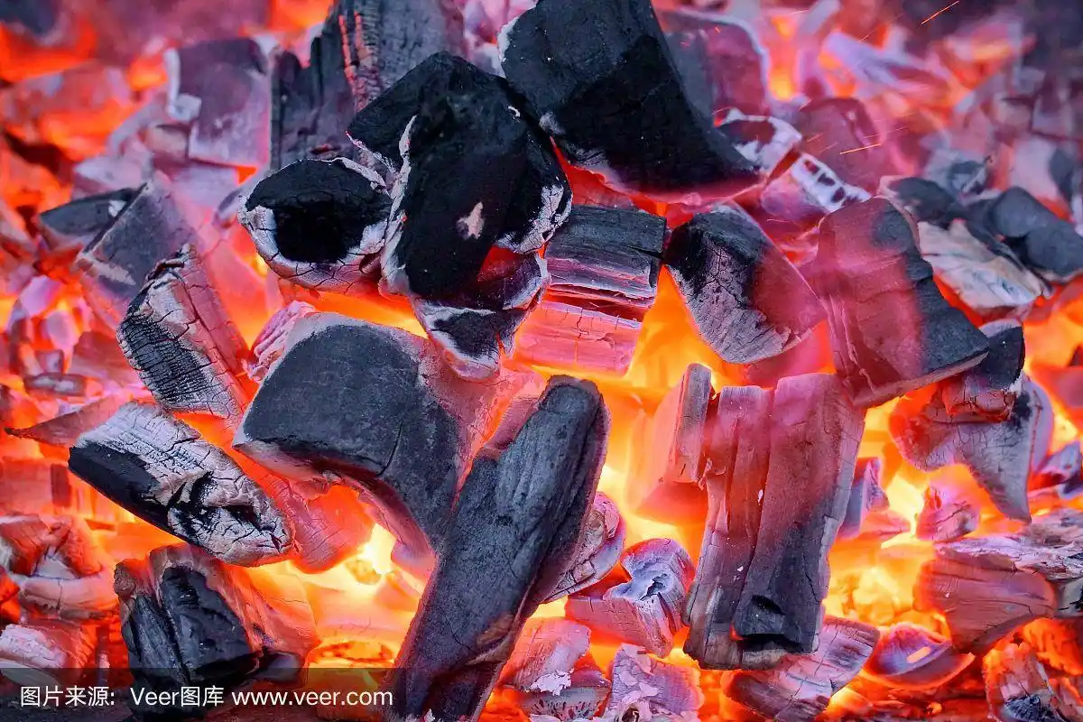 烧烤时燃烧的木炭和火焰