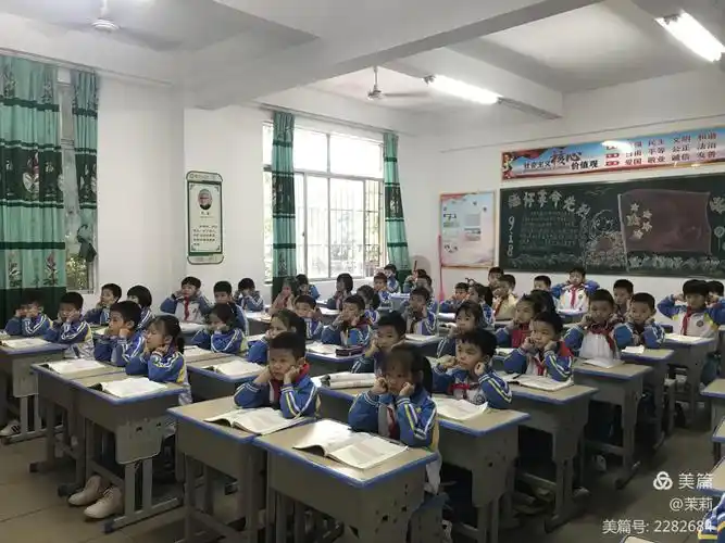 第二节课下课了,同学们都能自觉的在教室里等着眼保健操的音乐响起