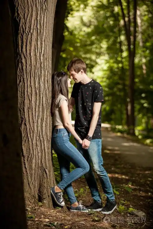 幸福的情侣,在公园里散步