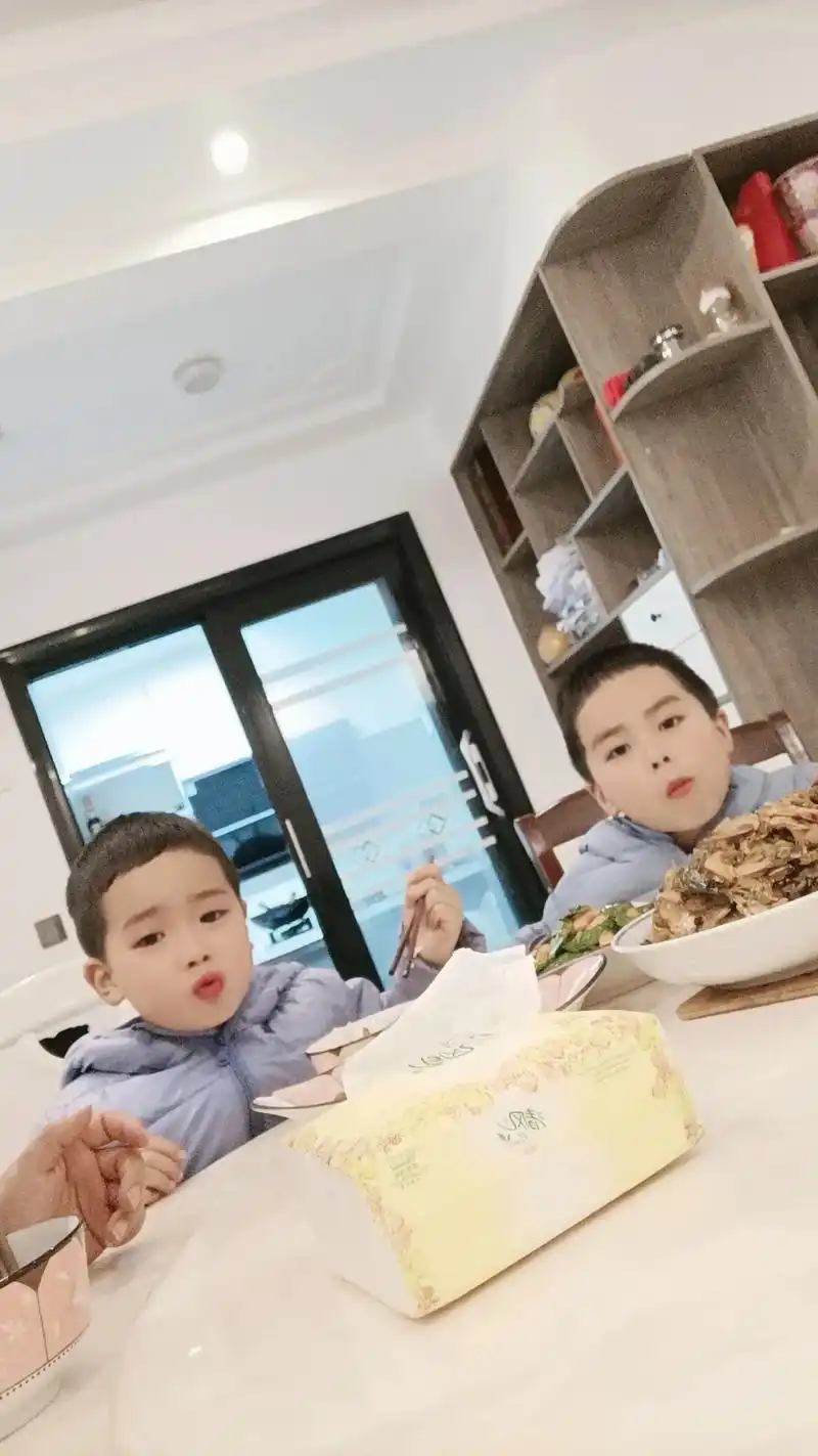 今天晚上我做错了一件事情,就是让我小儿子独自去学校接大儿子17