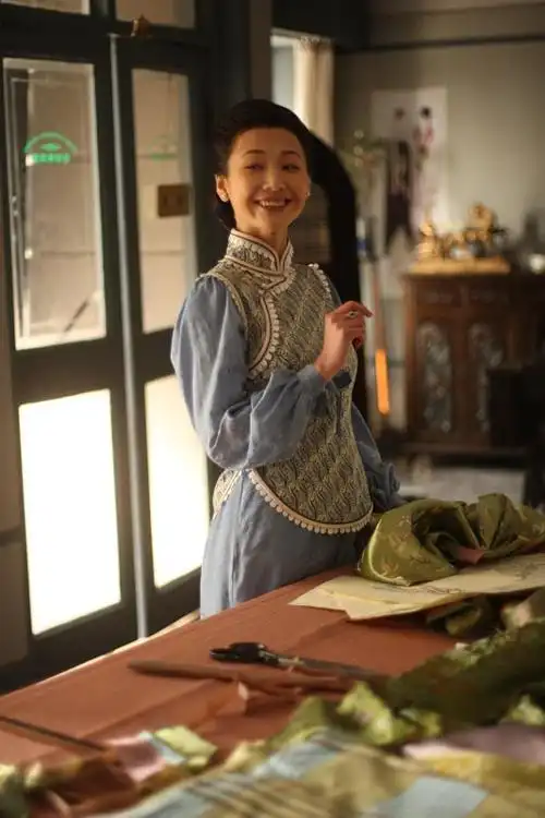 《望族》中首次饰演一个成熟的妩媚女人,据悉,这是她继《汉武大帝()》