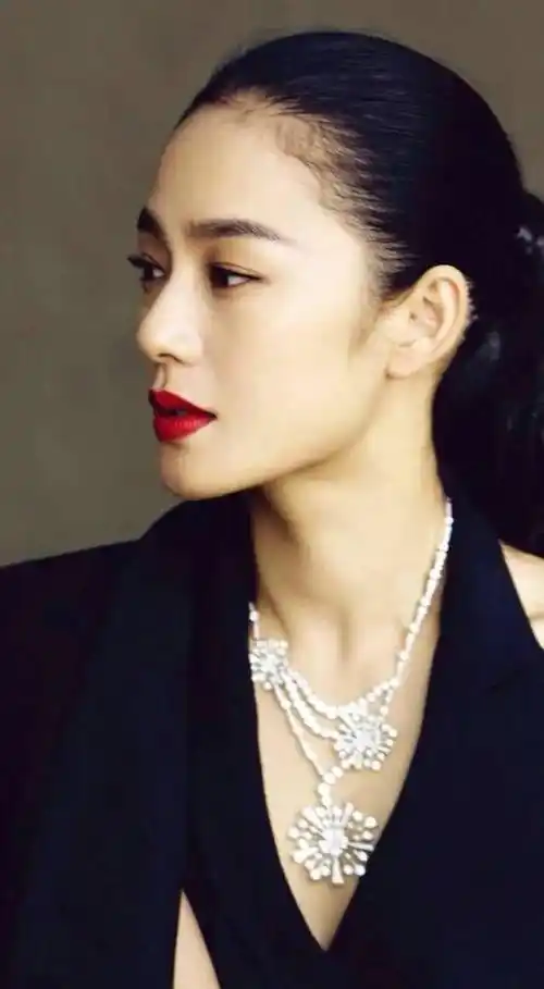 中国内地女主持人,影视演员,毕业于上海外国语大学国际新闻本科,传播