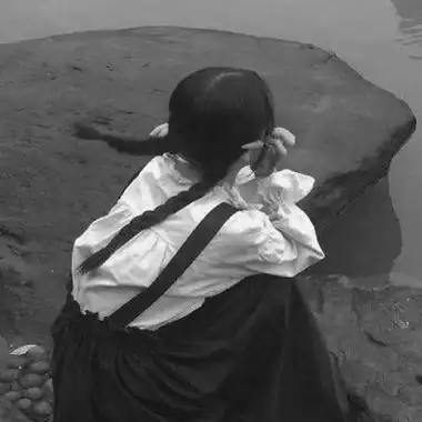 伤感黑白女生头像女生伤感心碎的头像黑白图片