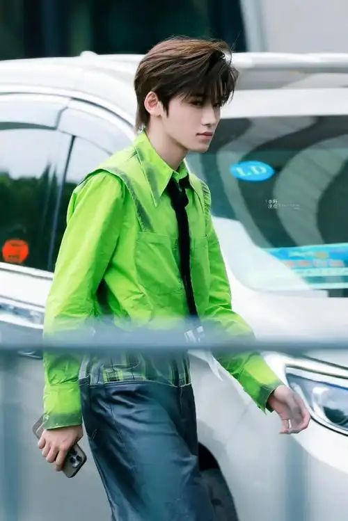 宋亚轩王牌对王牌##宋亚轩荧光绿衬衣