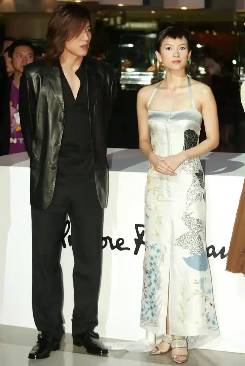 章子怡和言承旭合影火了,穿挂脖长裙秀饱满,焦点却在言承旭身上