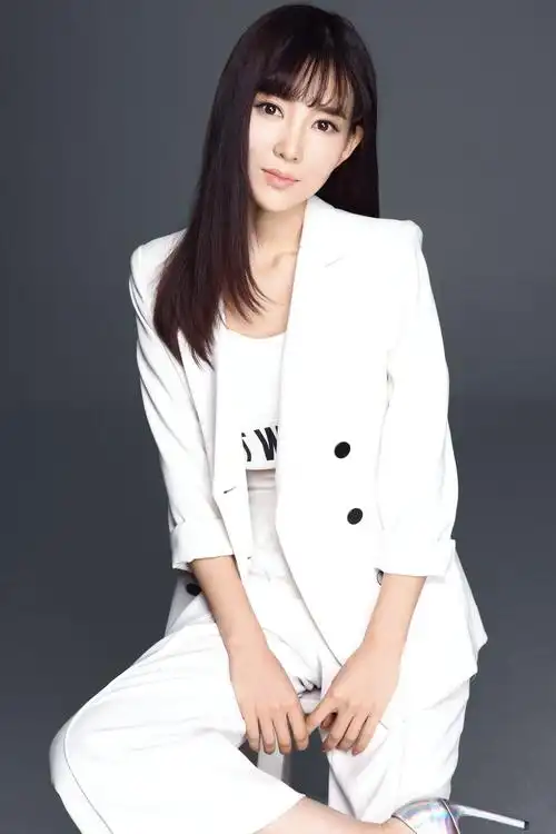 图库 明星写真 > 郭玮主持人郭玮写真         来源:1905电影网