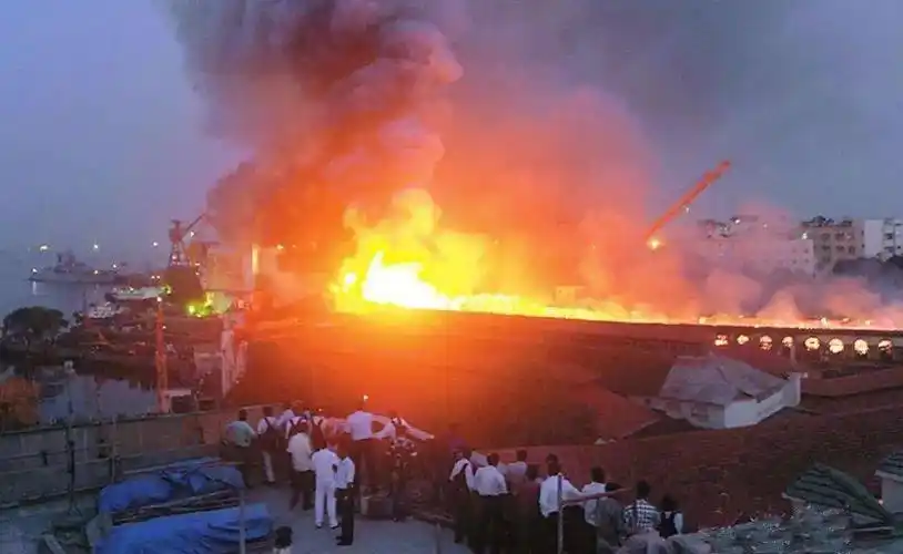 美军舰突然爆炸起火,烧光2.5亿!曾在南海耀武扬威_奥里斯坎尼