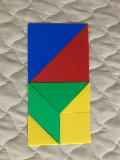 七巧板 是中国古代民间流传的一种拼图游戏,可以培养儿童的观察力与