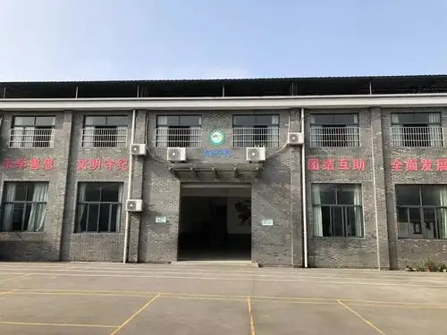 在我市的东南学校,有五六百名学生,他们都是新余姚人.