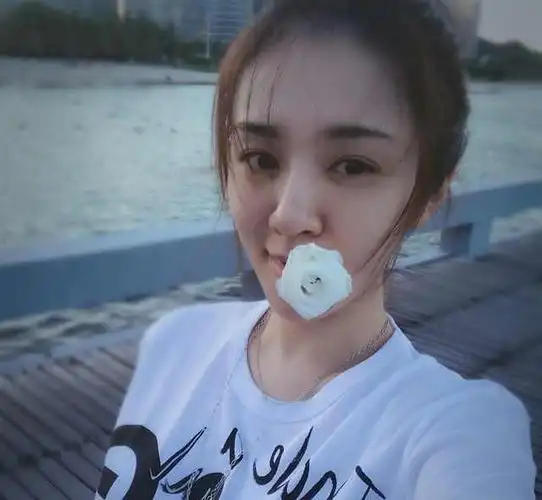 素颜的王晓晨也是清新美丽依旧,口中叼着一束白花更显漂亮,这眼神仿佛