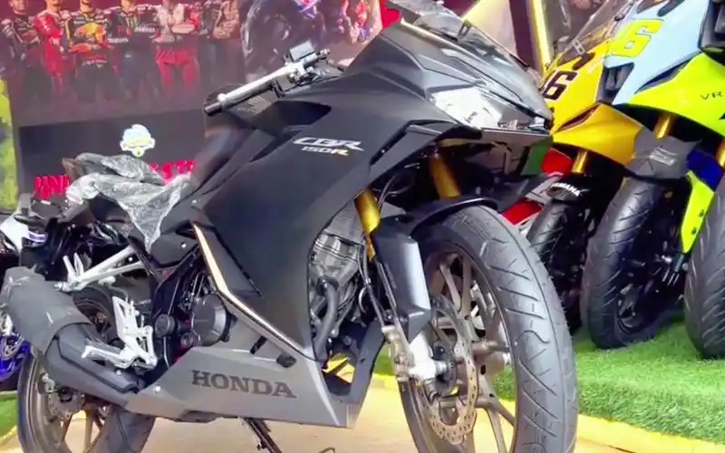 本田新款cbr150r跑车,动力强颜值高,售1.78万,配abs,油耗2.