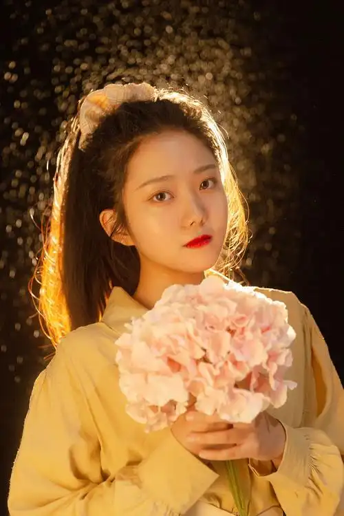 神明少女发光的少女