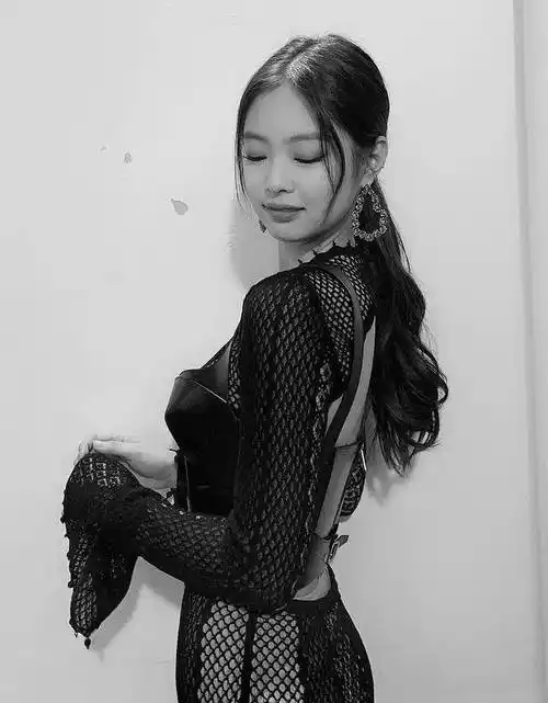 jennie新造型太时尚一袭渔网装配冷艳眼神高傲又撩人