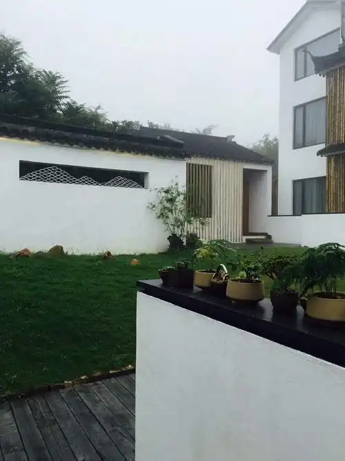 白墙青瓦的青山外