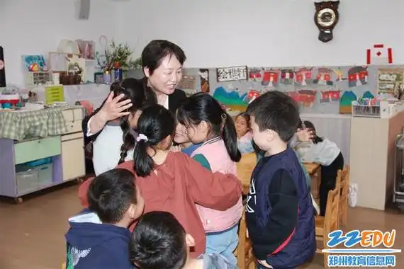 五老进校园关爱润心田郑州市实验幼儿园开展五老进校园活动