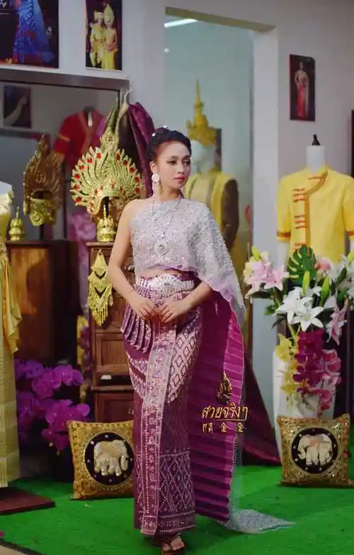 礼服订婚泰式服装影楼拍摄婚纱照订婚礼隋金金服饰民族服装