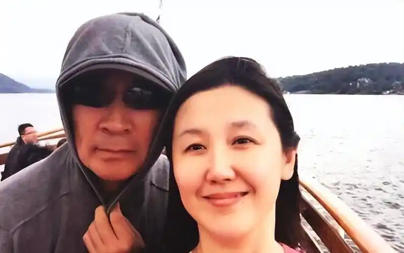 69岁寇振海现状:白发老态,儿子上高中,妻子风韵犹存_李婷_演艺_生活