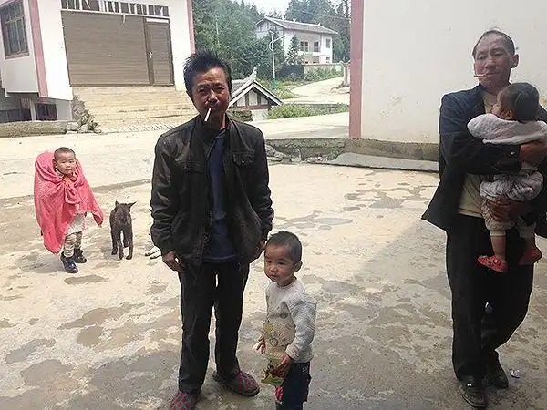 贵州闷死垃圾箱5童父母现状:醉酒,改嫁,病死