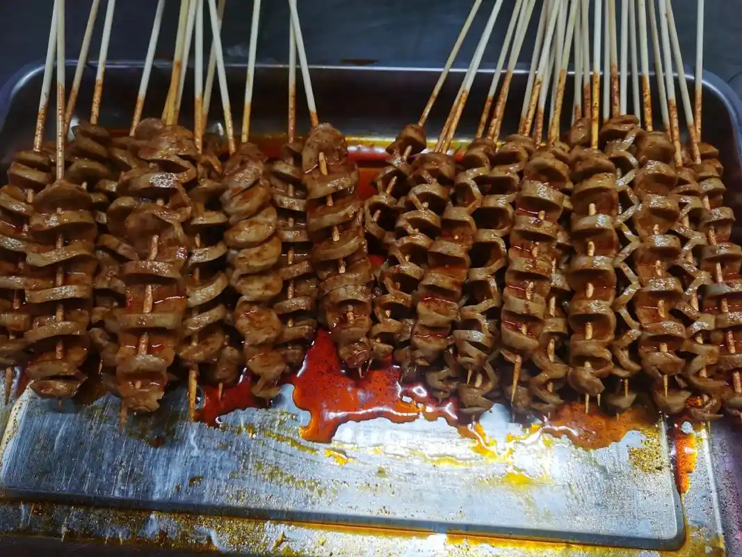 手工烤面筋 #特色小吃 #味道好极了你们想吃吗 #蔚氏八房 - 抖音