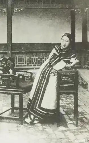 清末老照片:旗人女子手持书卷藏秀气,隆裕太后在御花园气色不佳