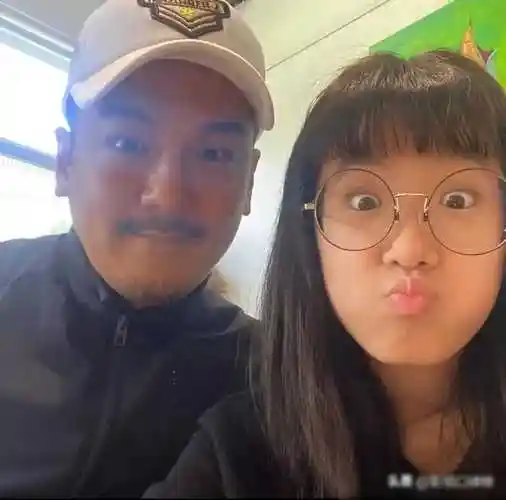 贾静雯大方回应梧桐妹戴唇环,舌环一事,大女儿与生