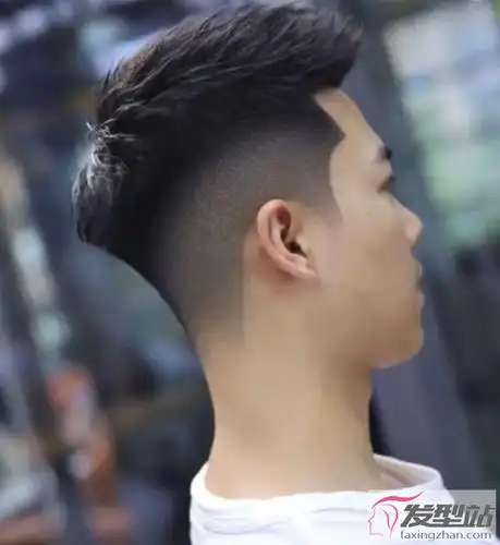 今年最流行的铲青短发发型,是时髦男神的必备造型,两边短中间长的头发