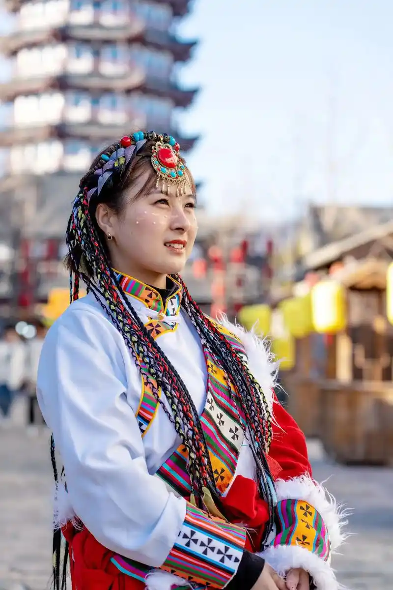 民族服饰真是漂亮.#a7m4 #藏服写真 #青衣古装 #闲雲 - 抖音