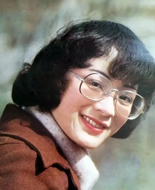 王洁实时常缅怀去世一年的谢莉斯如今72岁独自登台