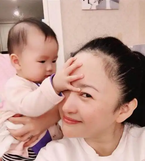 杨蕊和女儿好暖的画面,邵桐和刚满一岁的女儿邵桐说:出门上个班,不敢