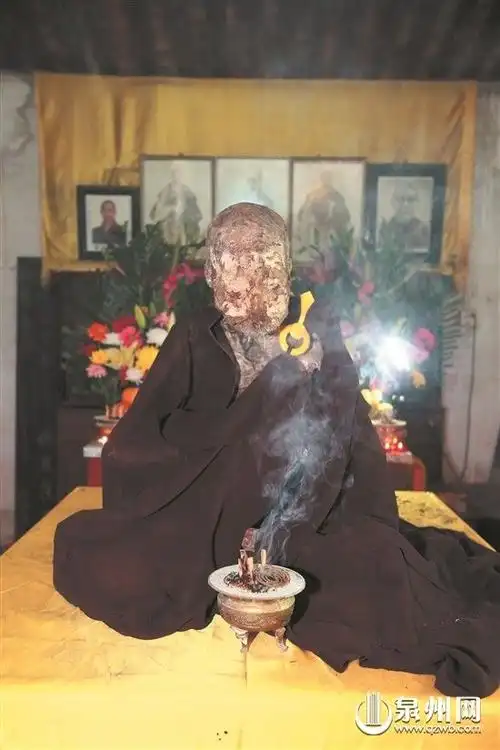 泉州"密行尊者"成肉身佛 坐缸三年不腐